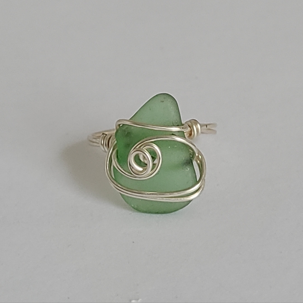 Vintage Sea Foam Green Glass Silver Tone Swirl Wire Wrapped Boho Ring 10